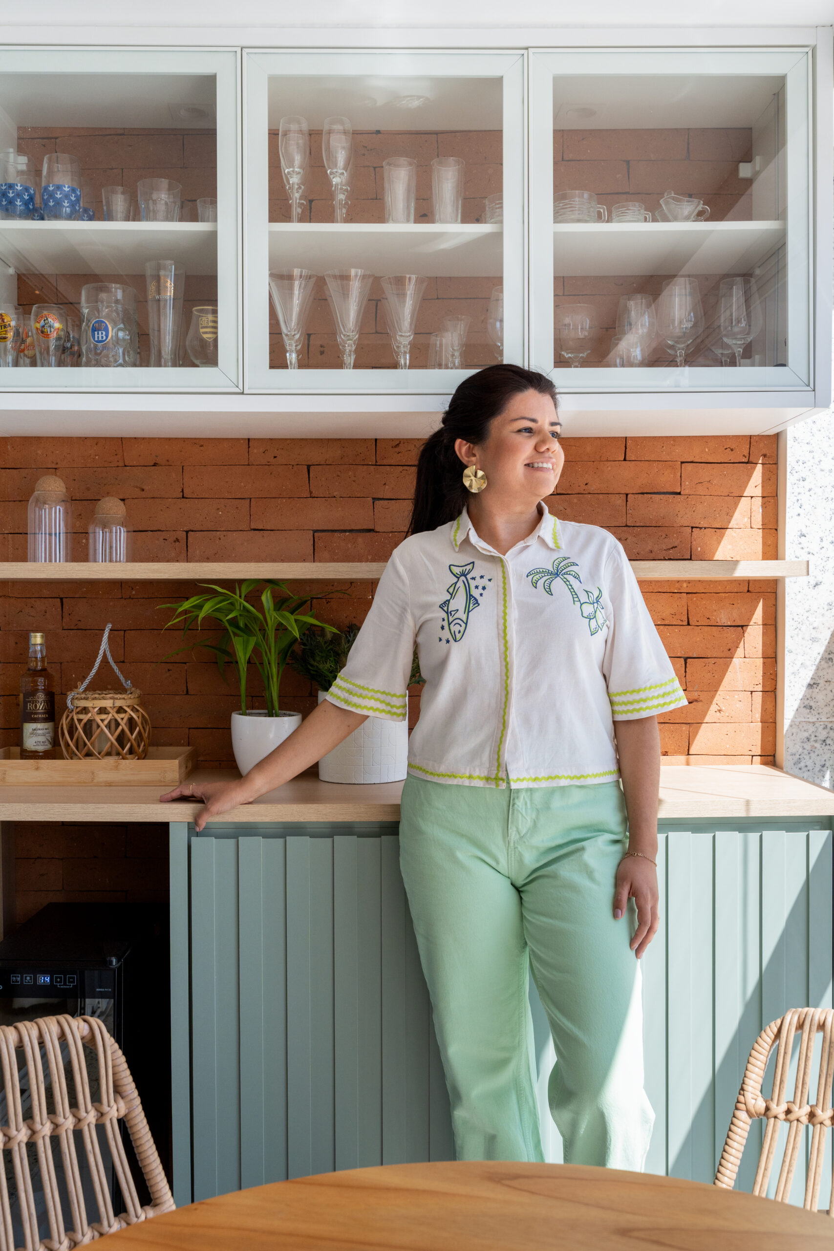 Sala colorida e tropical